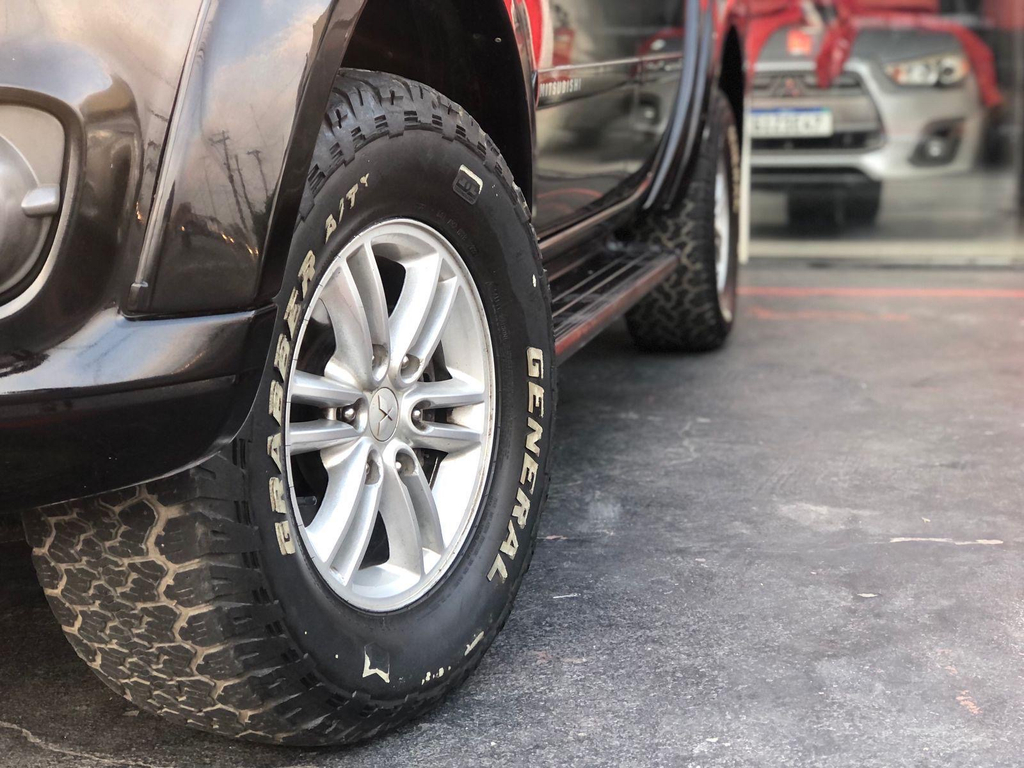 Mitsubishi L200 Triton Preto
