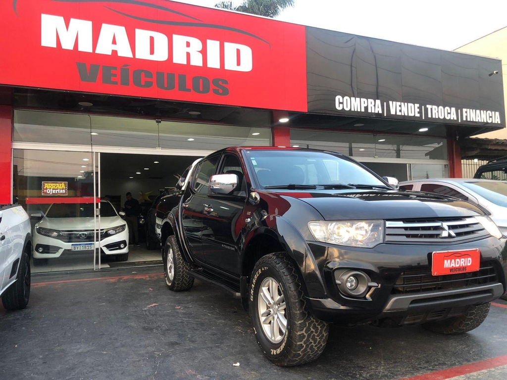 Mitsubishi L200 Triton Preto
