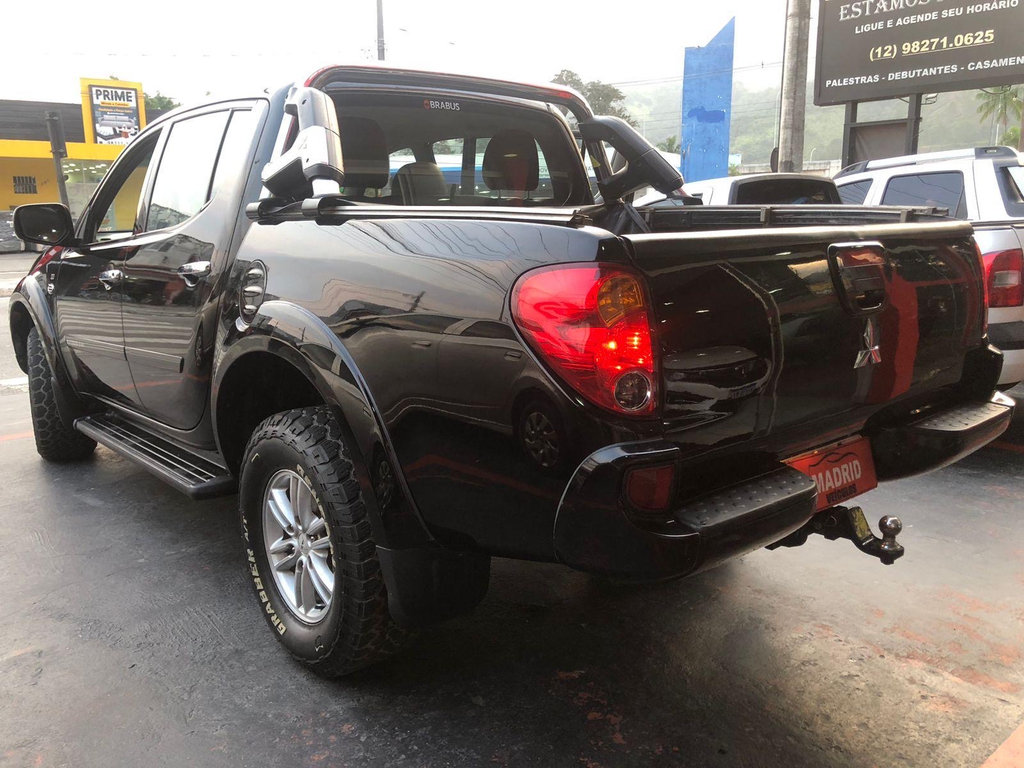 Mitsubishi L200 Triton Preto