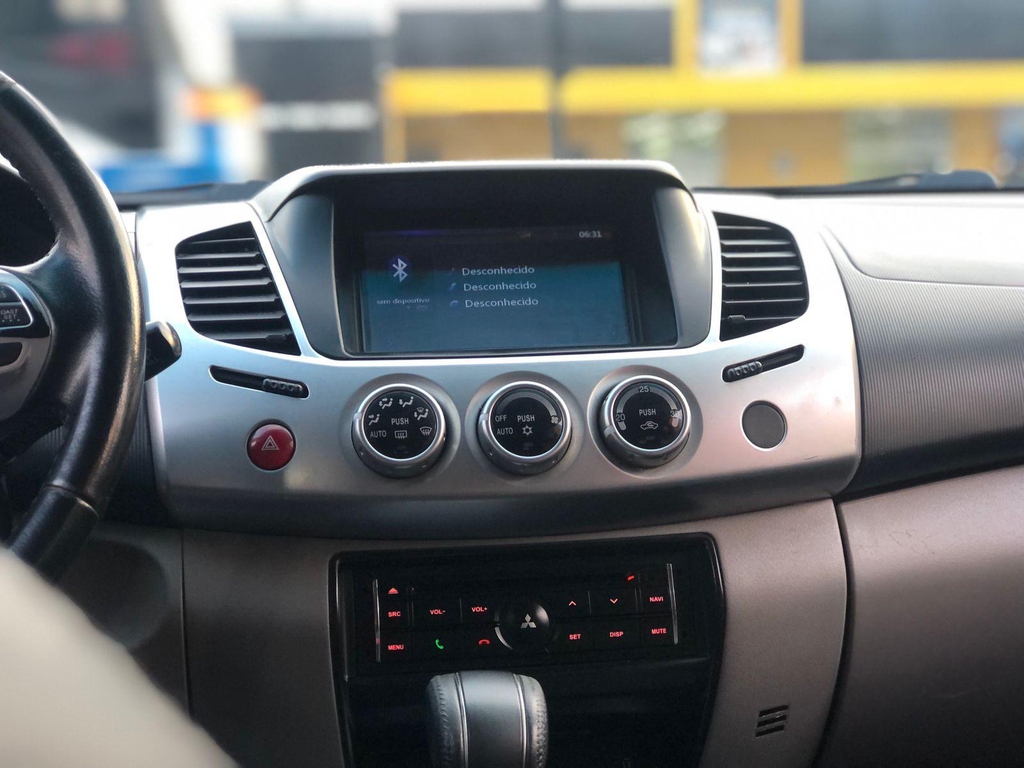 Mitsubishi L200 Triton Preto