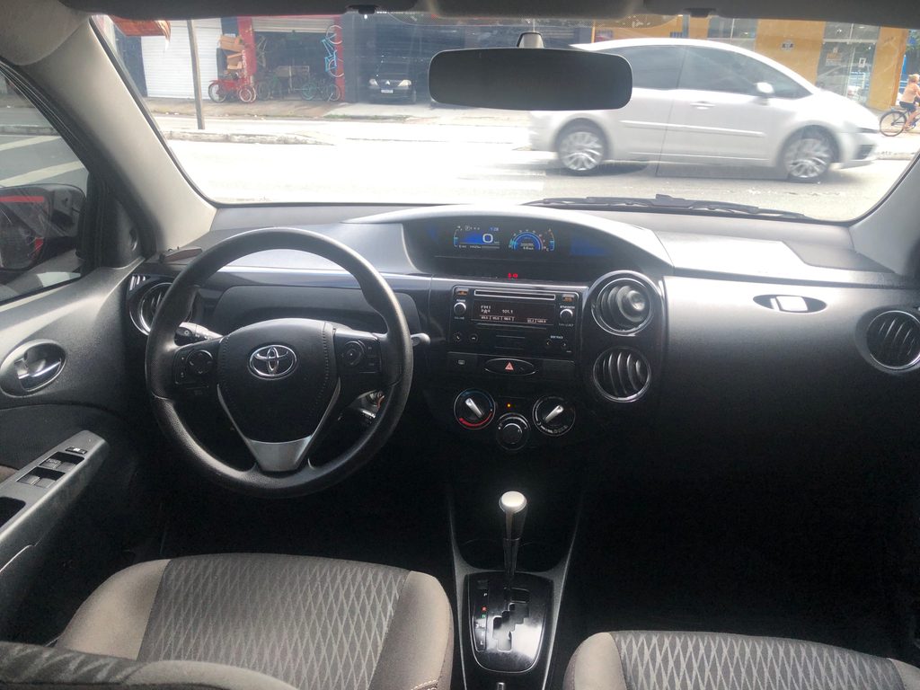 Toyota Etios Hatch Preto