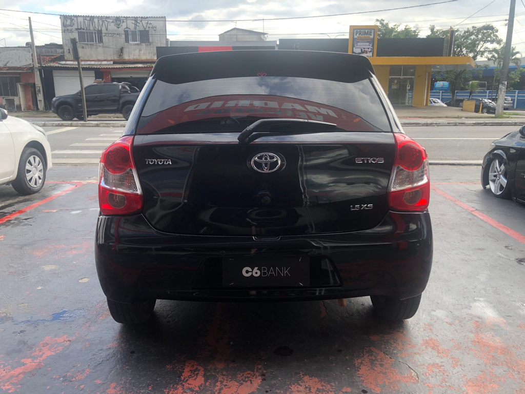 Toyota Etios Hatch Preto