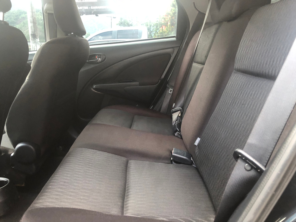 Toyota Etios Hatch Preto