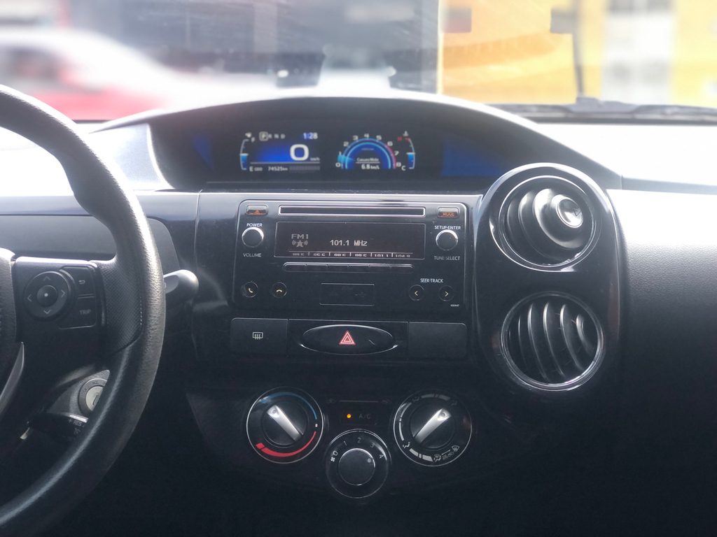Toyota Etios Hatch Preto