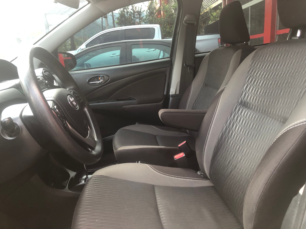 Toyota Etios Hatch Preto