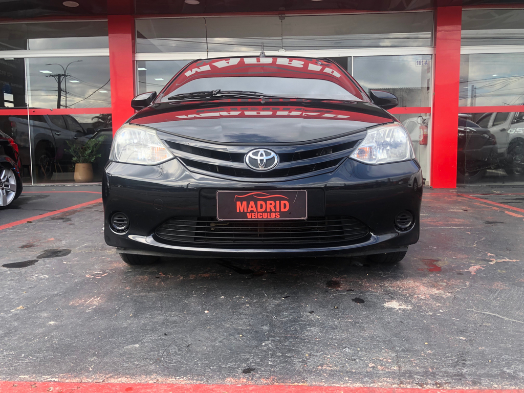 Toyota Etios Hatch Preto