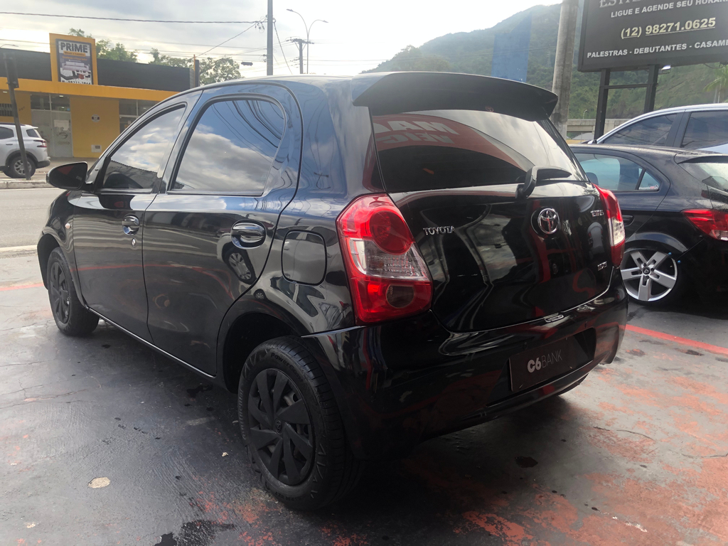 Toyota Etios Hatch Preto