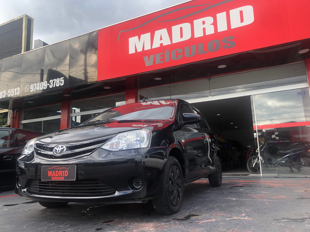 Toyota Etios Hatch Preto