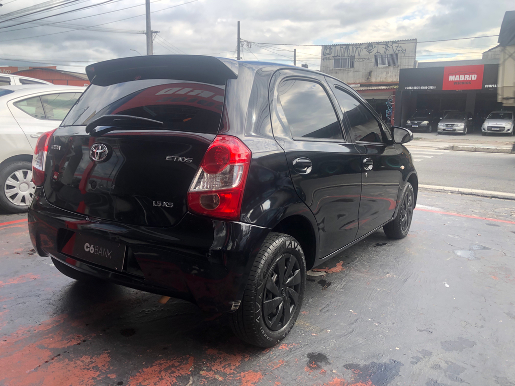 Toyota Etios Hatch Preto