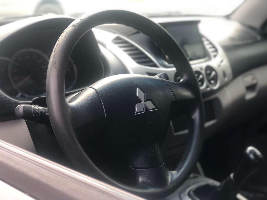 Mitsubishi L200 Triton Preto