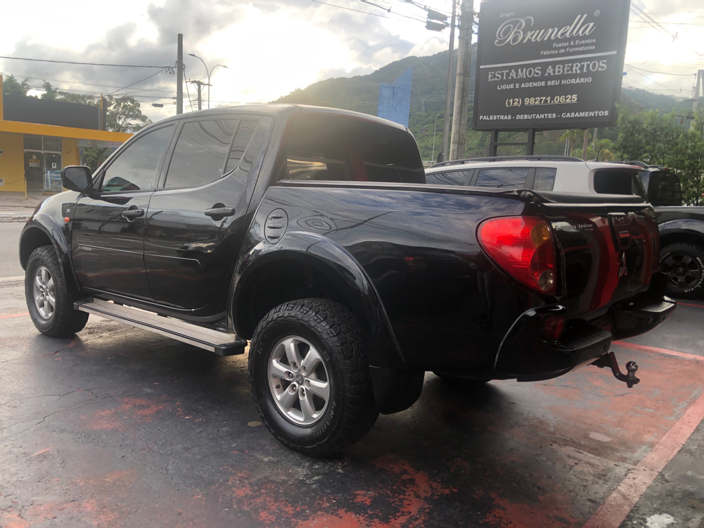 Mitsubishi L200 Triton Preto