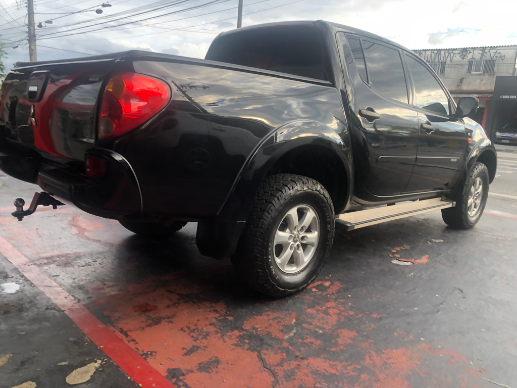 Mitsubishi L200 Triton Preto
