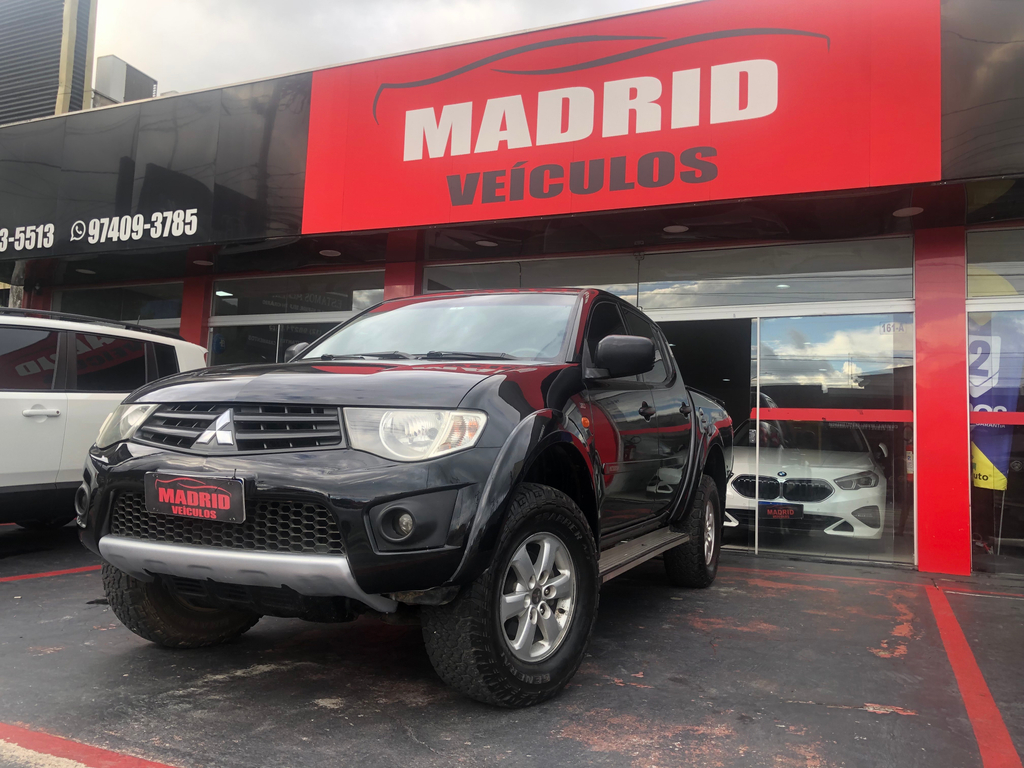 Mitsubishi L200 Triton Preto