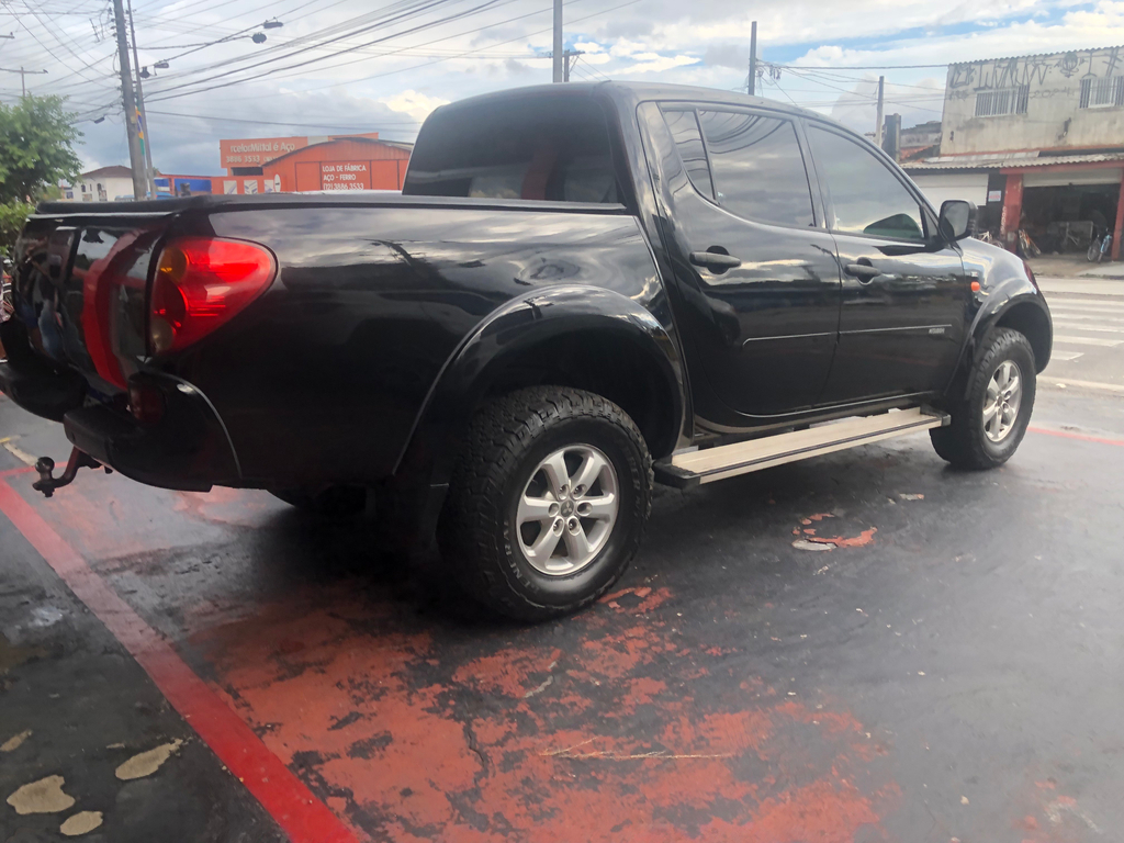Mitsubishi L200 Triton Preto