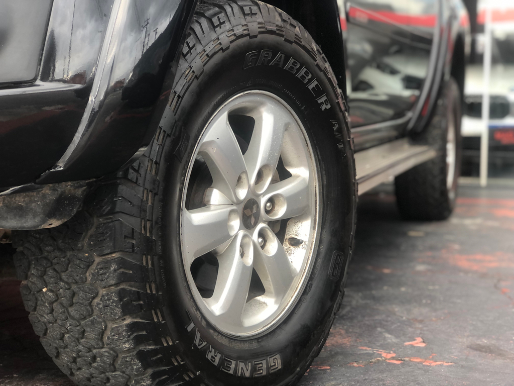 Mitsubishi L200 Triton Preto