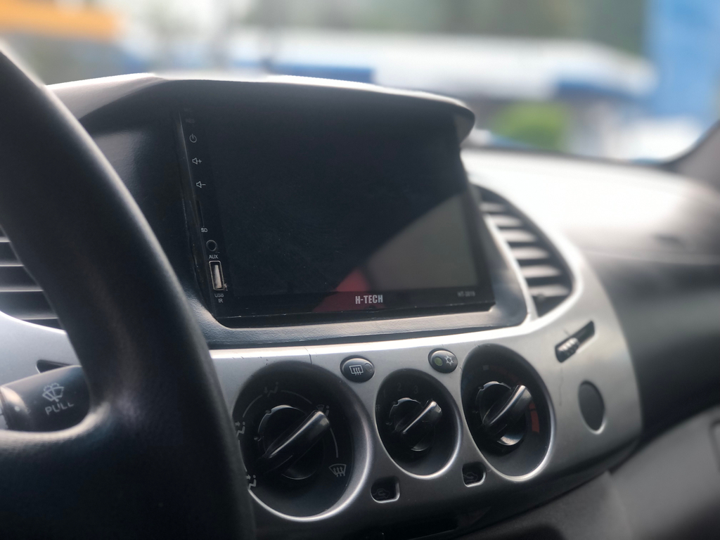 Mitsubishi L200 Triton Preto