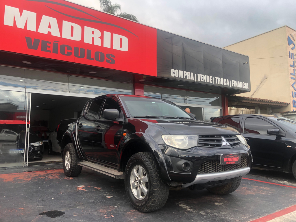 Mitsubishi L200 Triton Preto