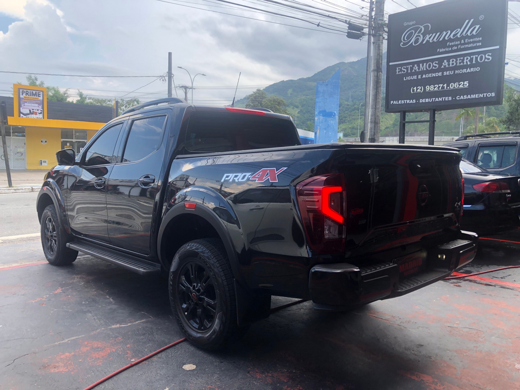 Nissan Frontier Preto