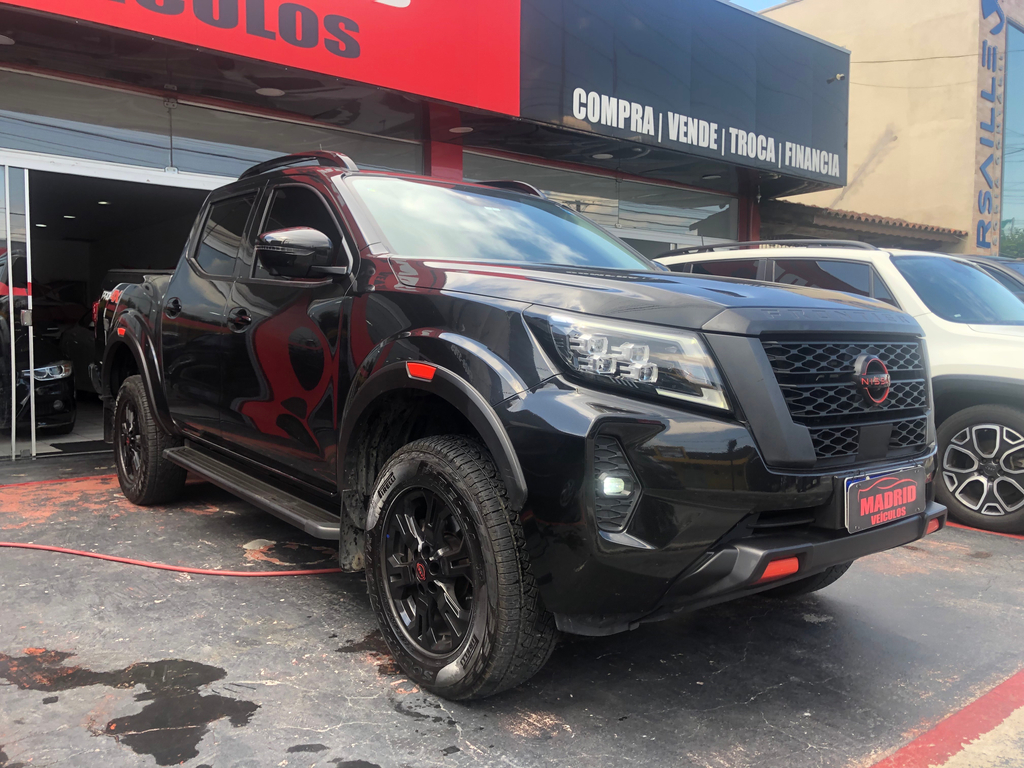 Nissan Frontier Preto