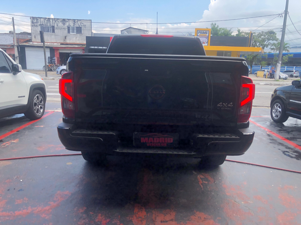 Nissan Frontier Preto
