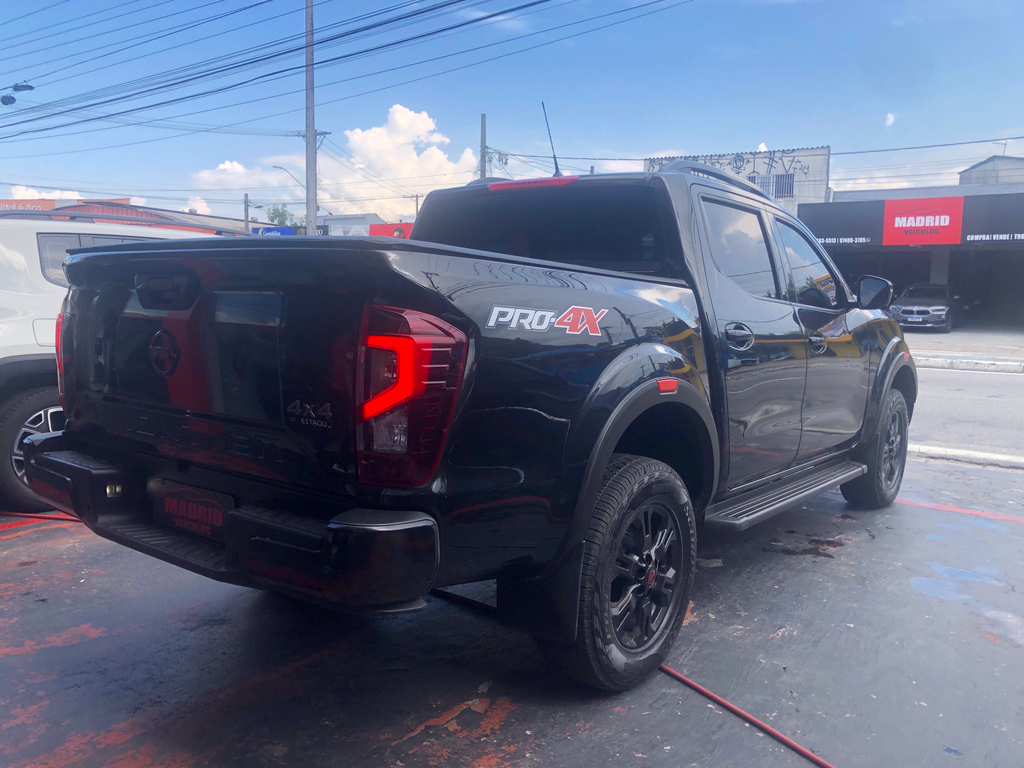 Nissan Frontier Preto