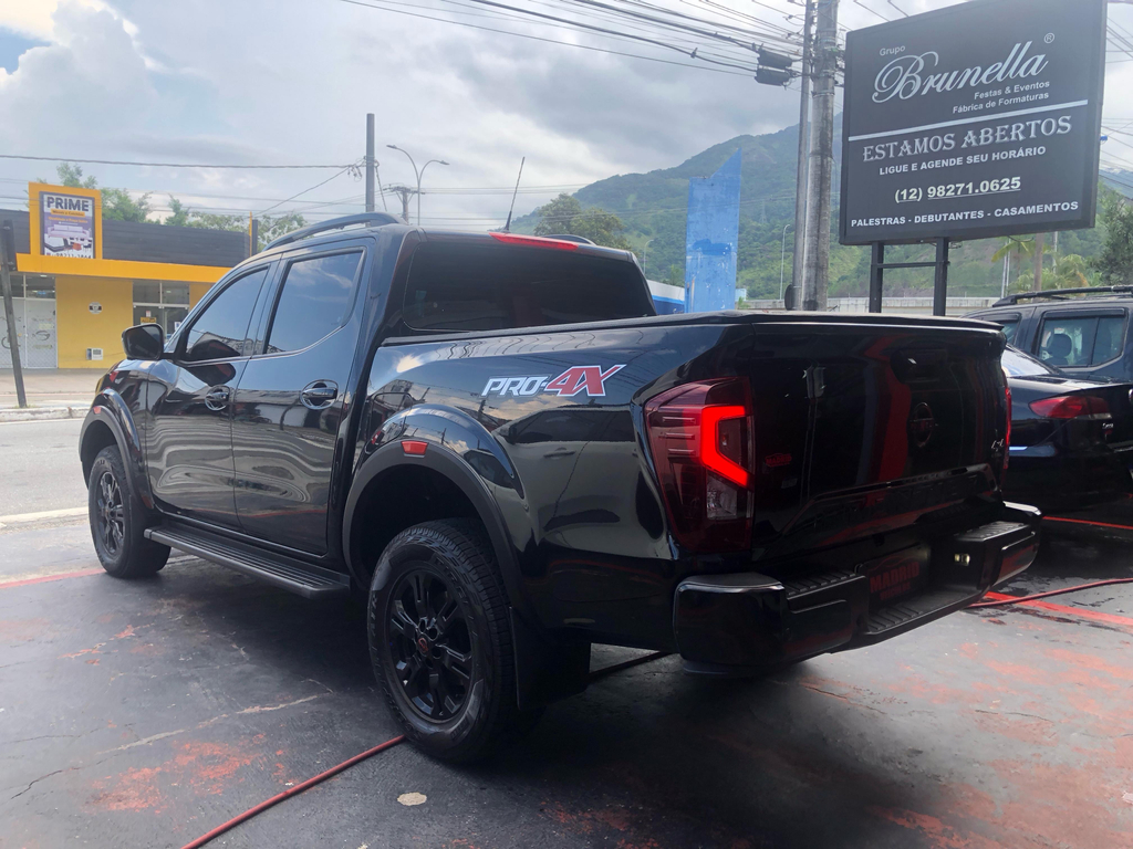 Nissan Frontier Preto