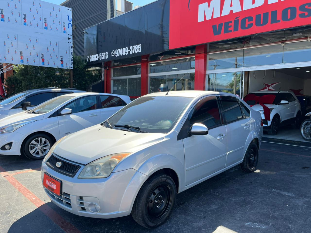 Ford Fiesta Sedan Prata