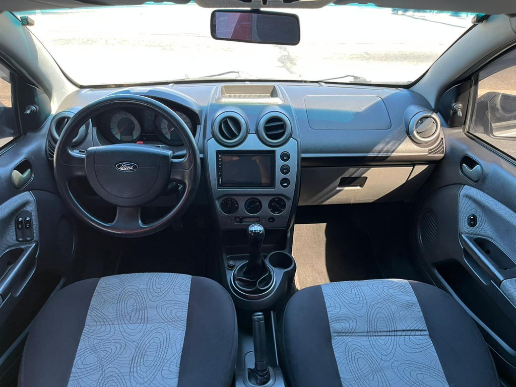 Ford Fiesta Sedan Prata