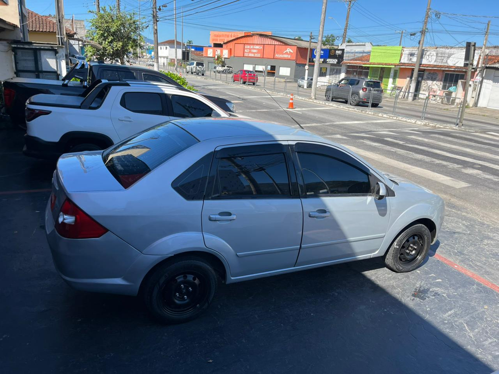 Ford Fiesta Sedan Prata