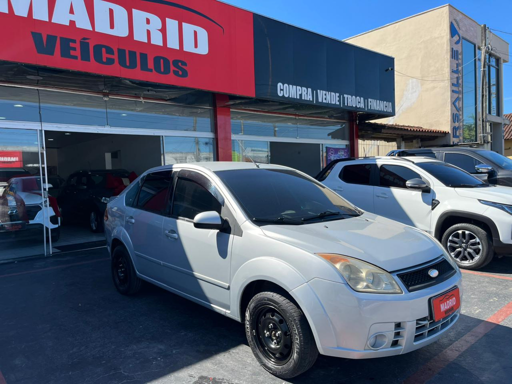 Ford Fiesta Sedan Prata