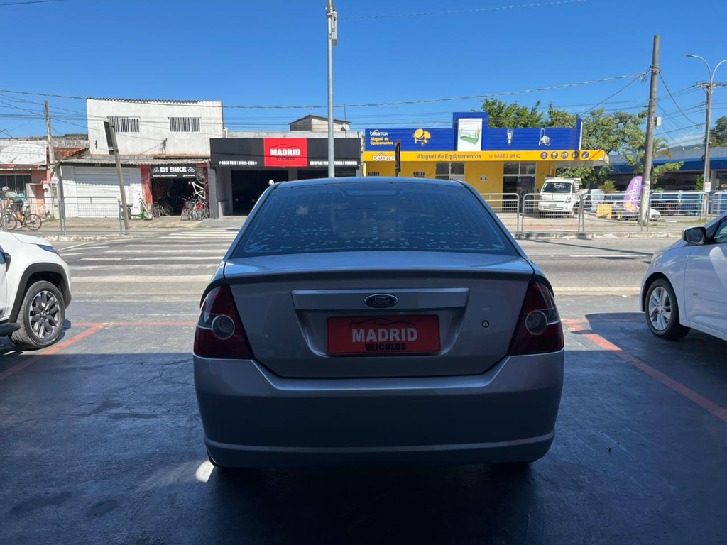 Ford Fiesta Sedan Prata