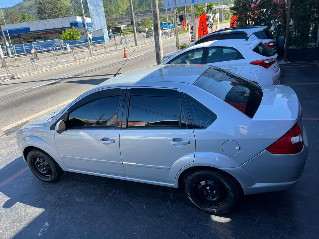 Ford Fiesta Sedan Prata