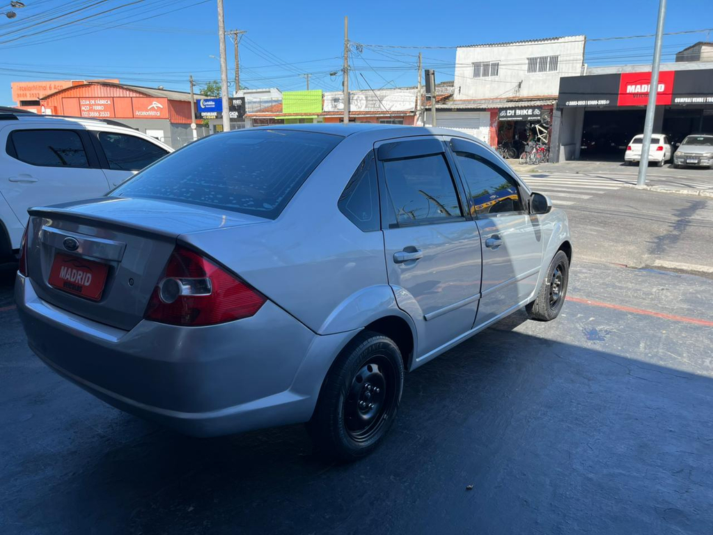 Ford Fiesta Sedan Prata