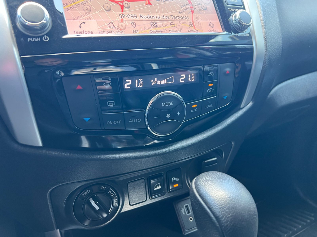 Nissan Frontier Preto