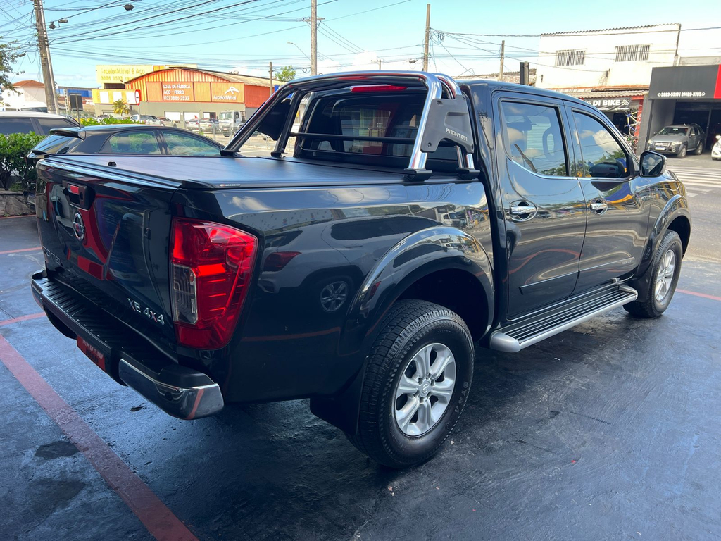 Nissan Frontier Preto