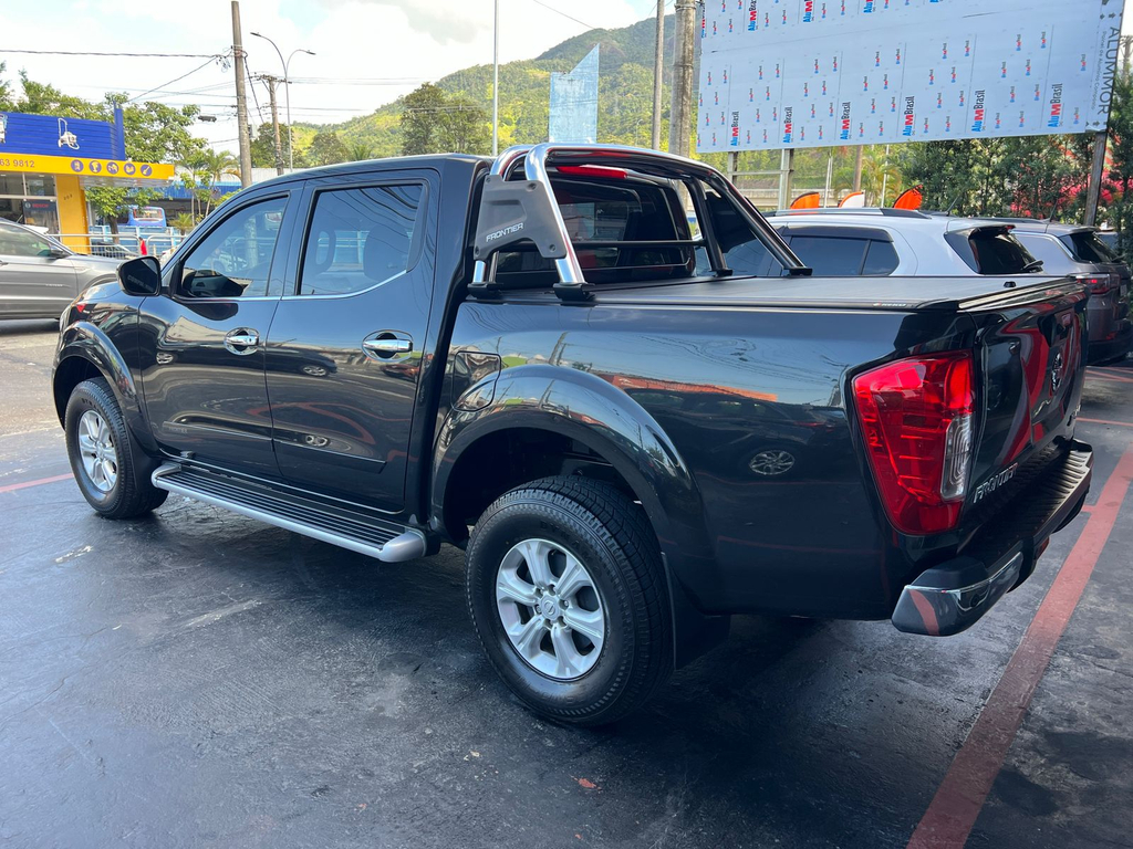 Nissan Frontier Preto