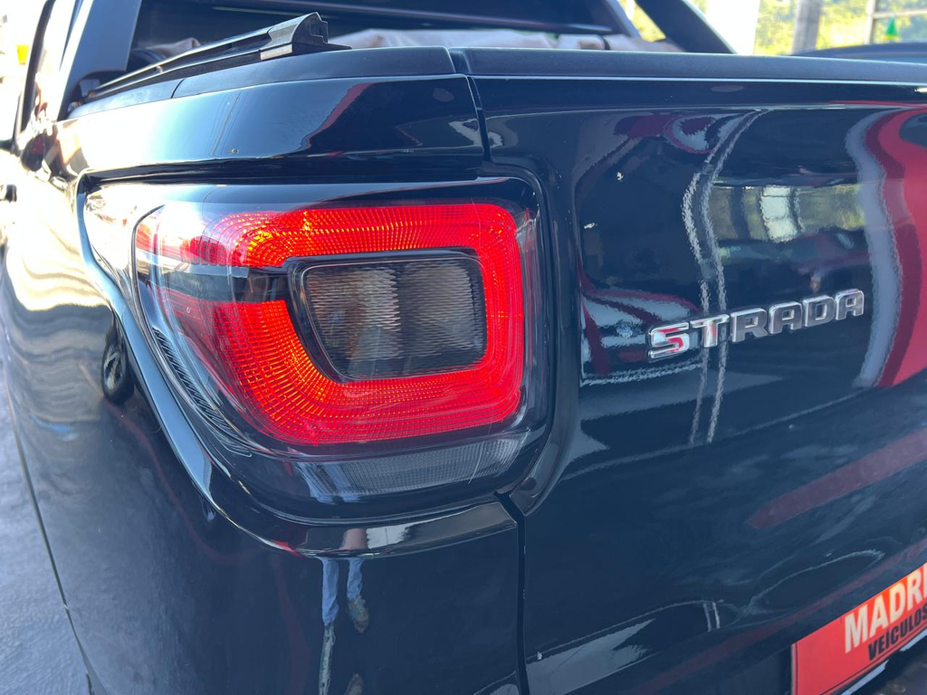 Fiat Strada Preto