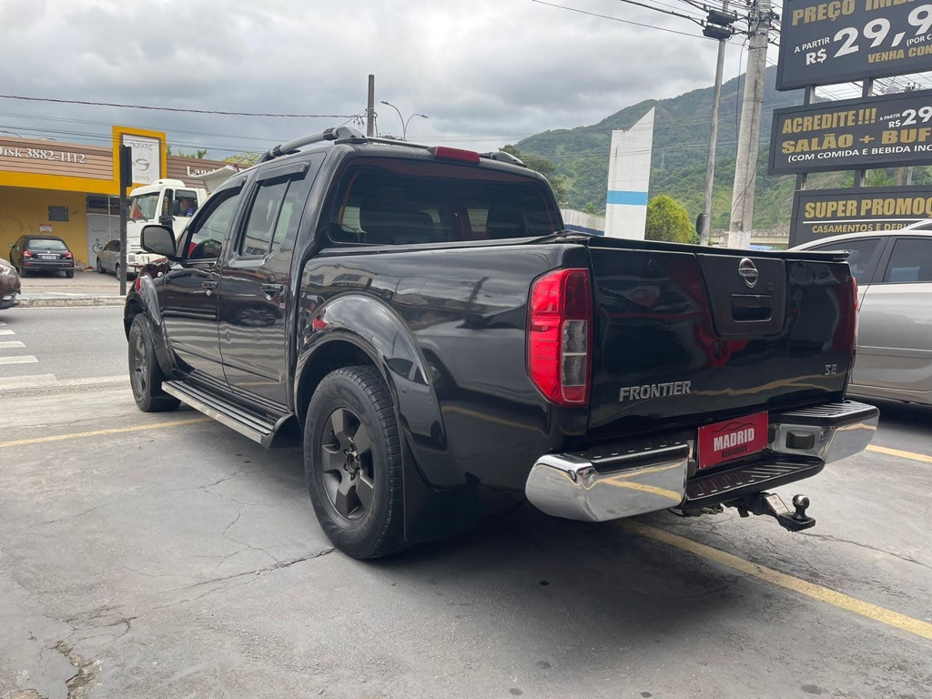 Nissan Frontier Preto