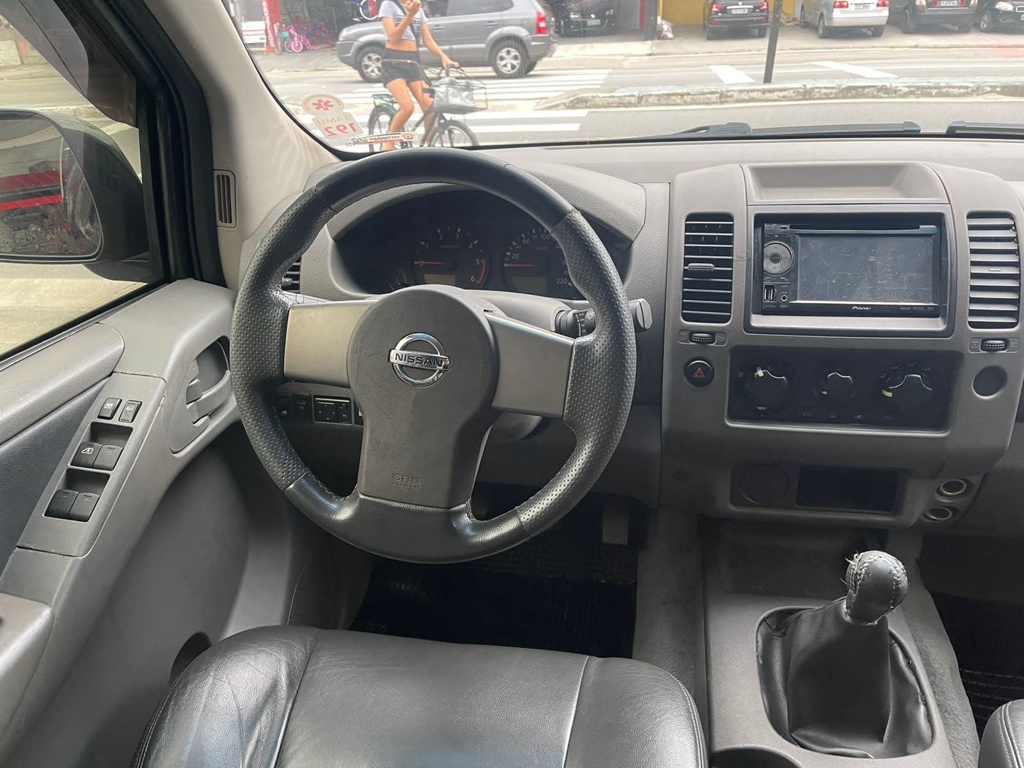 Nissan Frontier Preto