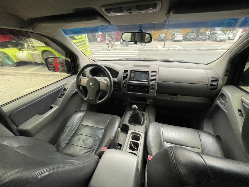 Nissan Frontier Preto