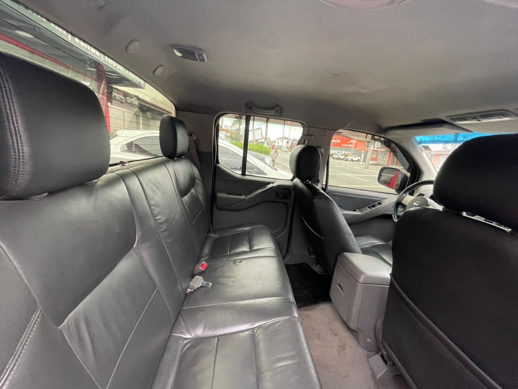 Nissan Frontier Preto