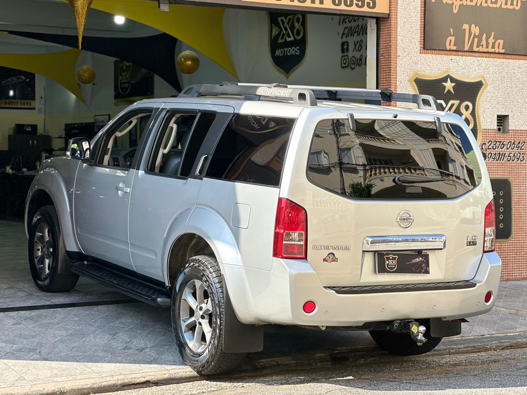 Nissan Pathfinder Prata