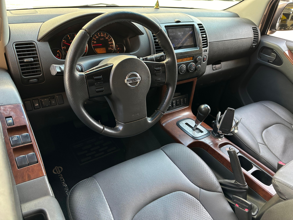 Nissan Pathfinder Prata
