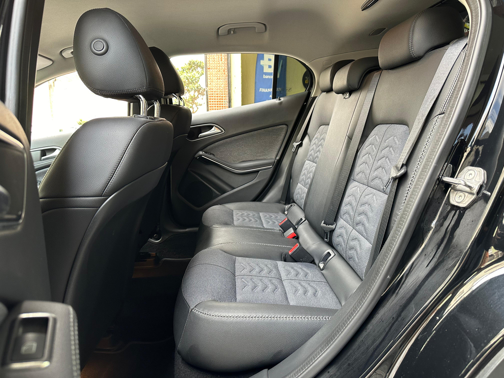 Mercedes Benz GLA-200 Preto
