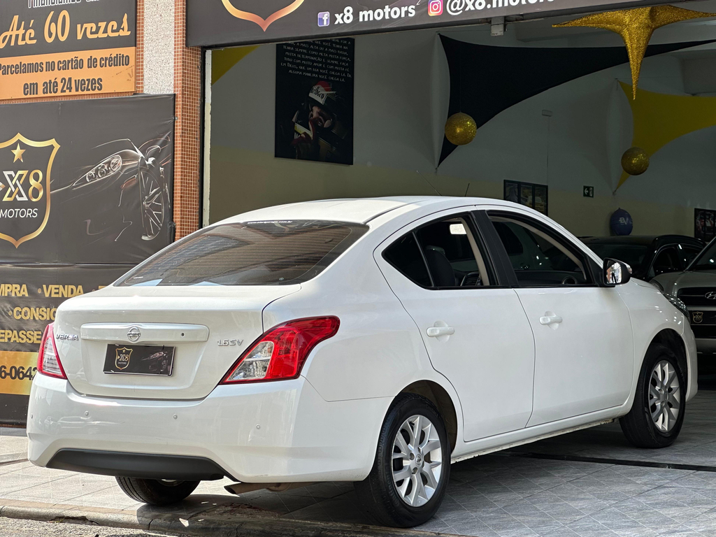 Nissan Versa Branco