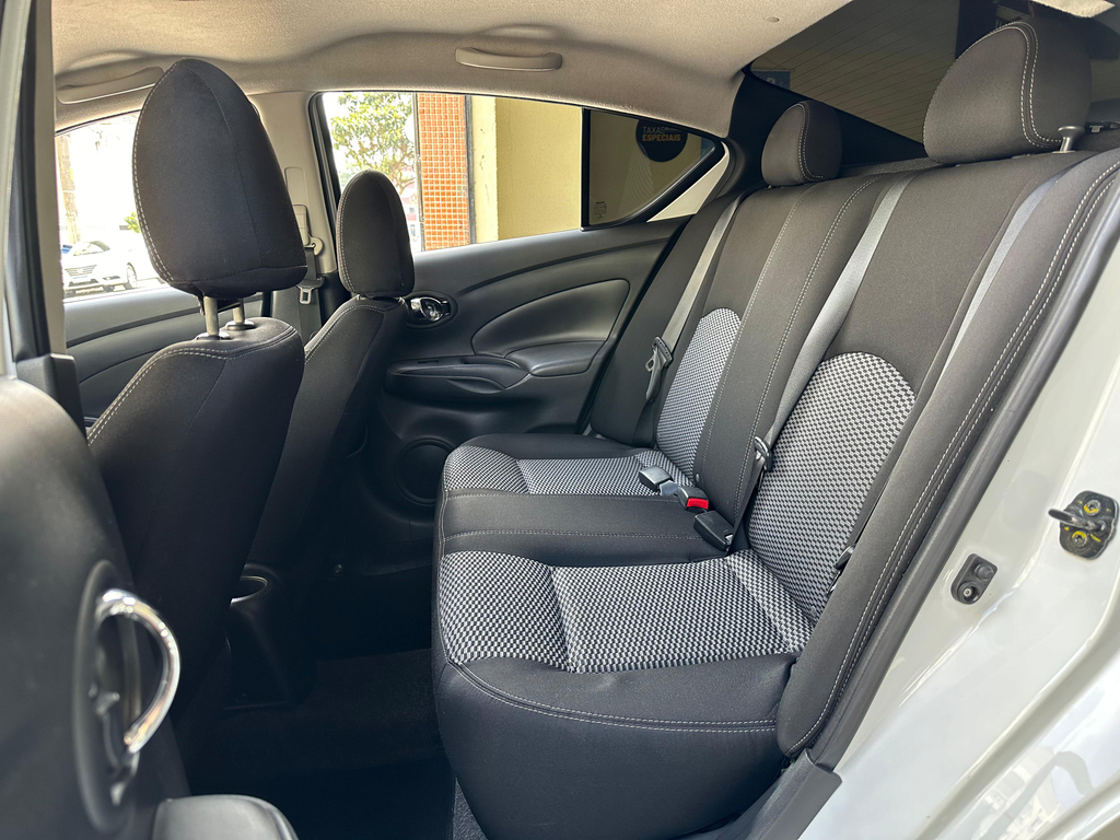 Nissan Versa Branco