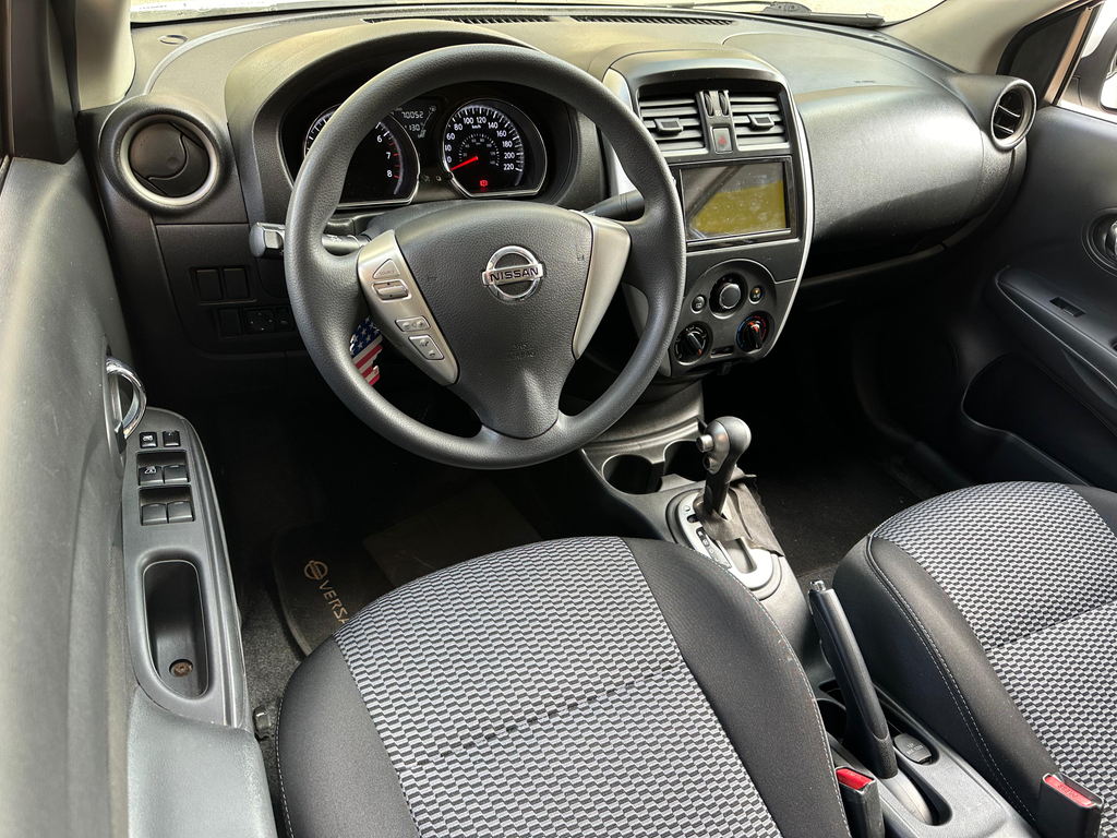 Nissan Versa Branco