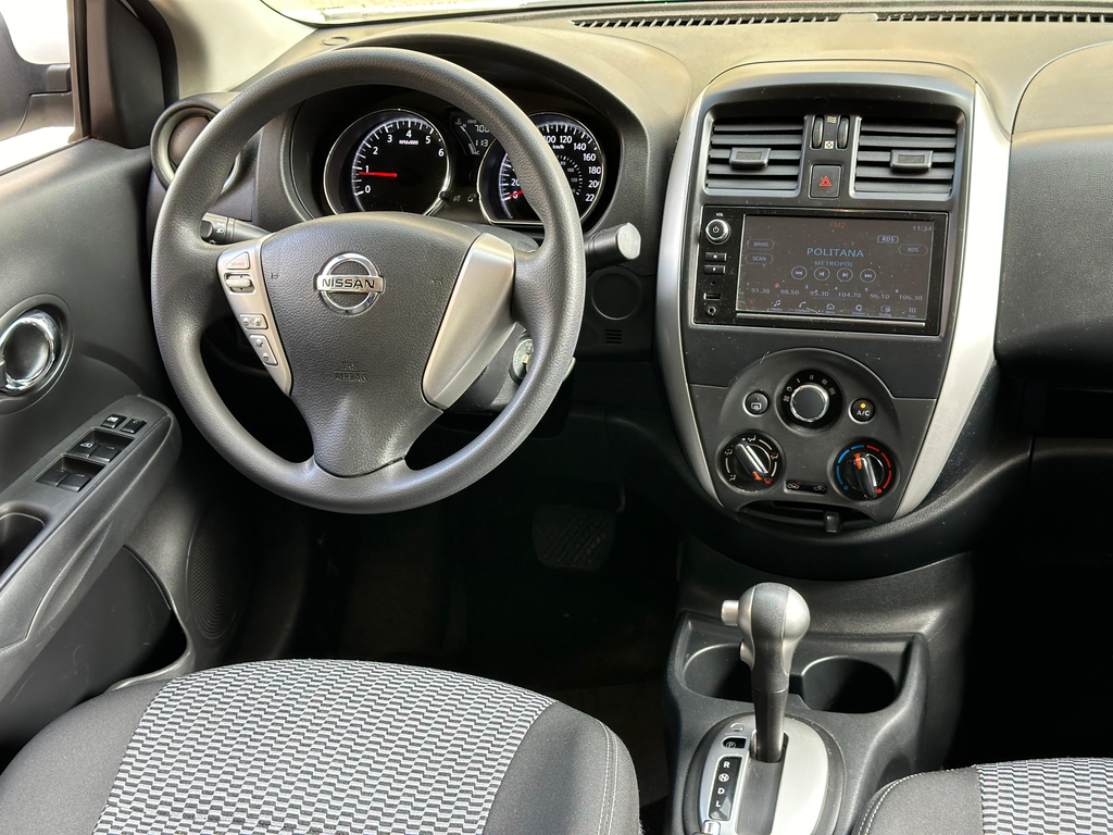 Nissan Versa Branco