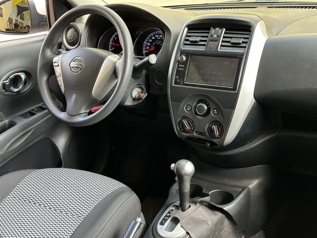 Nissan Versa Branco