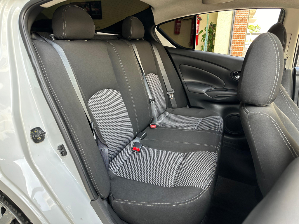 Nissan Versa Branco
